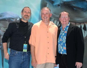 Jobs junto a Dick Cook de ABC Disney y John Lasseter